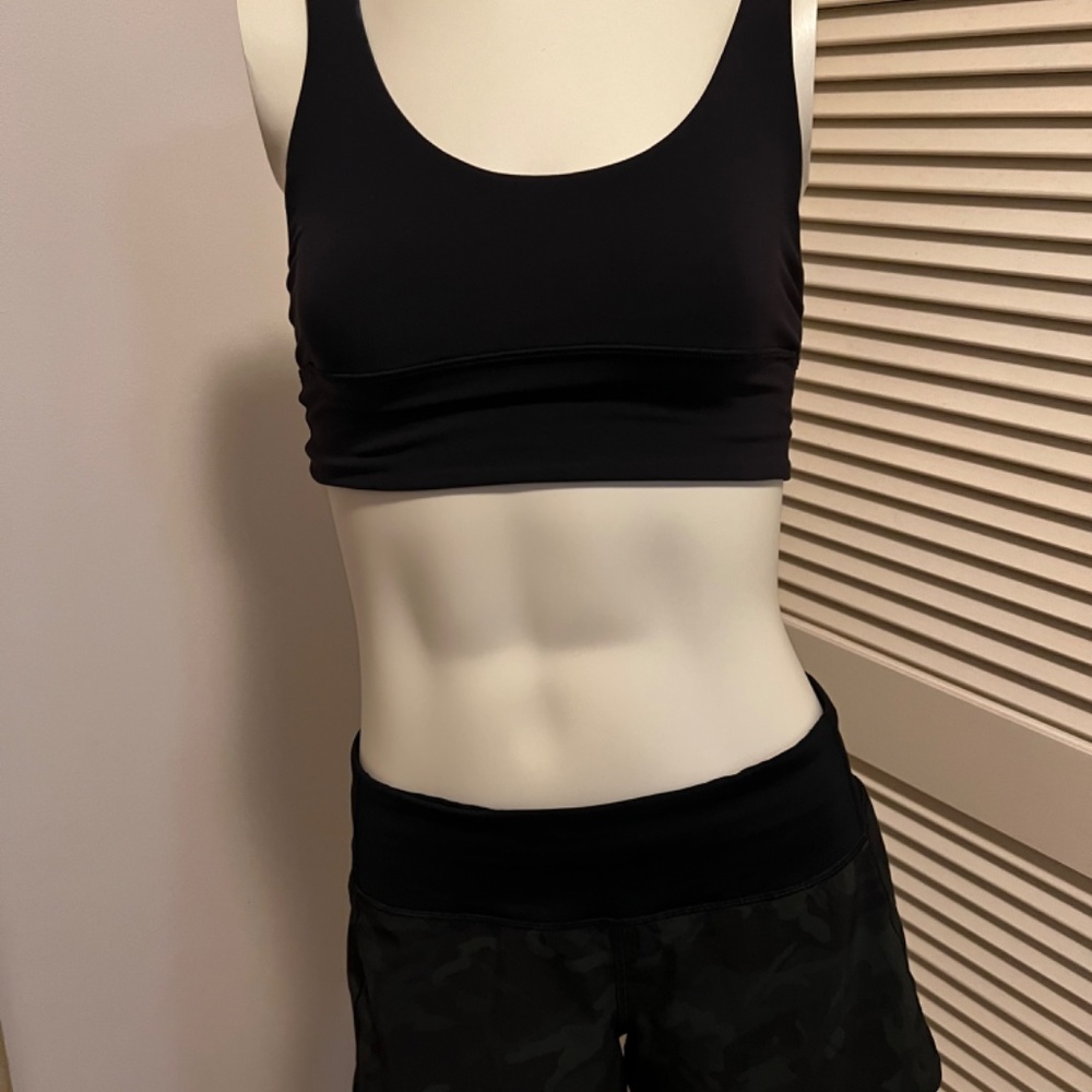 Lululemon— Speed Up MId Rise Lined short 2.5 inches - Picture 5 of 5